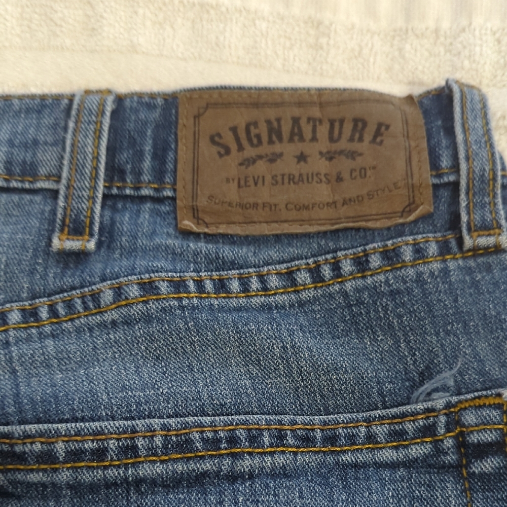 Levi's Signature Relaxed Fit Blue Jeans